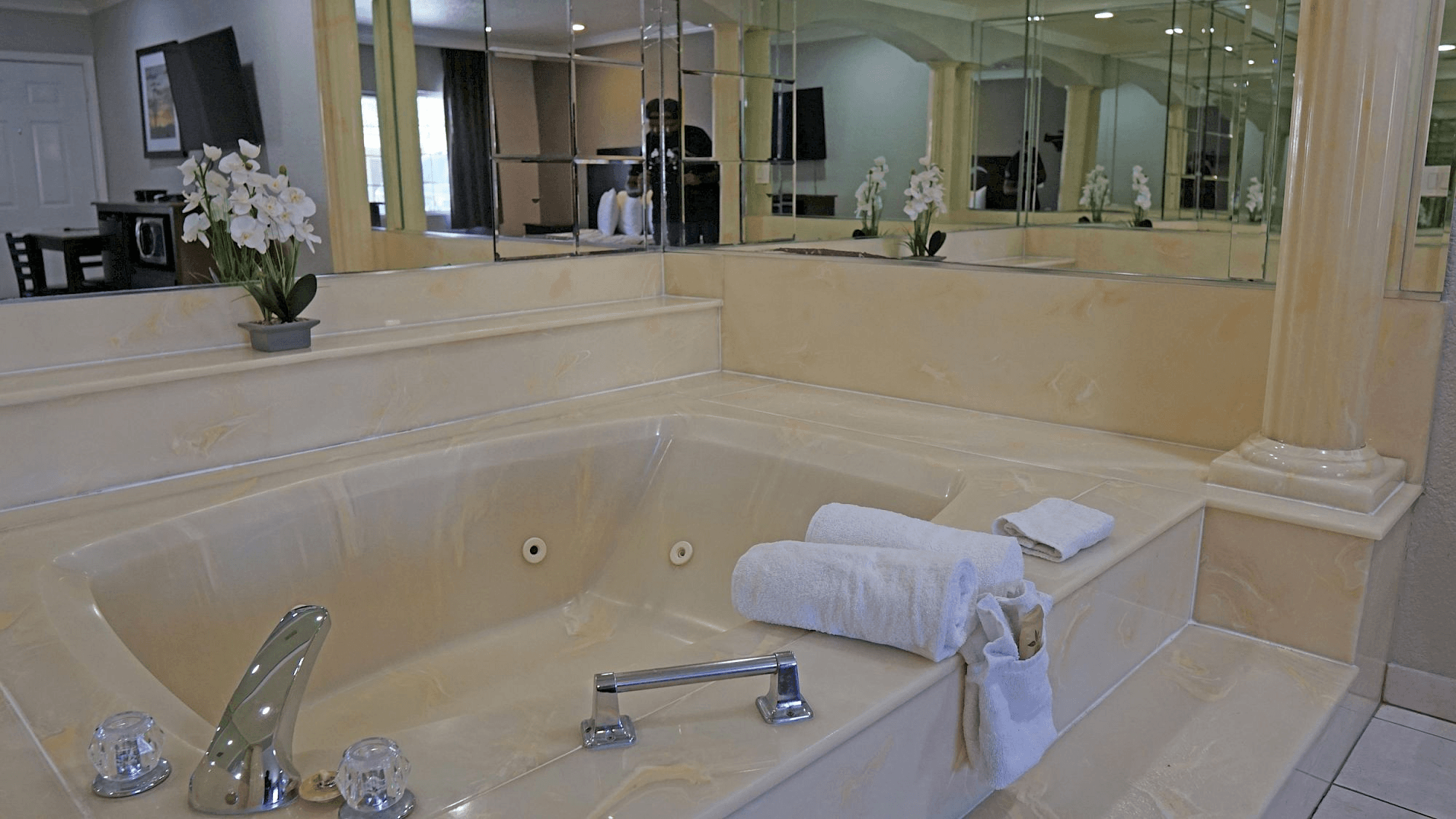 Jacuzzi Suite